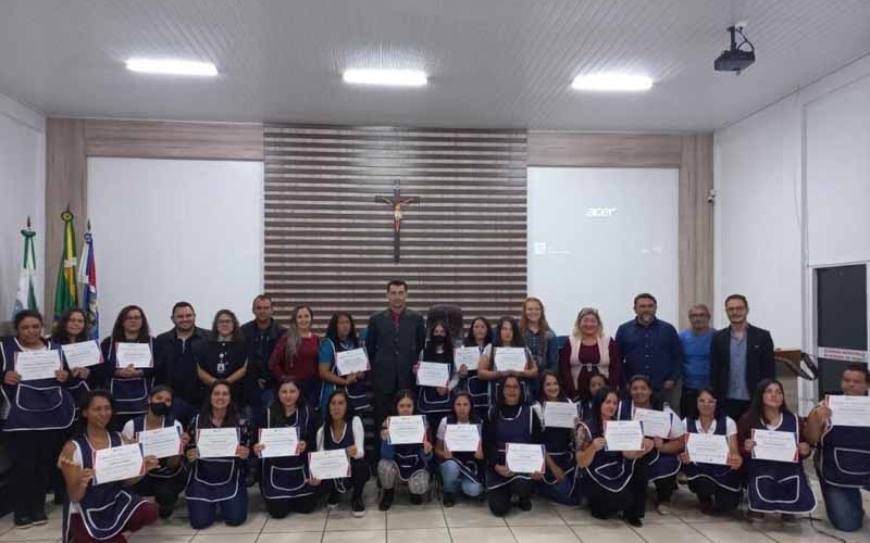 ENCERRAMENTO DO CURSO DE COSTURA INDUSTRIAL FOI MARCADO POR MUITA EMOÇÃO